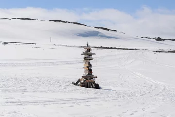 Foto op Plexiglas Richting wegwijzer met afstand tot veel verschillende steden in Bellingshausen Russisch Antarctisch onderzoeksstation, King George-eiland, Antarctica © Alexey Seafarer
