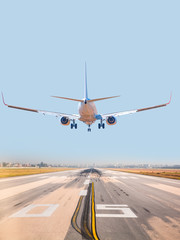 Fototapeta premium Samolot pasażerski lądujący na lotnisku