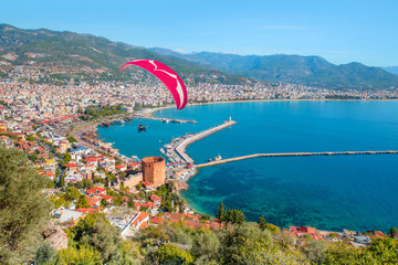 Obraz premium Landscape with marina and Red tower in Alanya peninsula - Antalya, Turkey