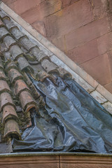 Schäden an altem Dach