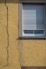 Risse in der Hauswand