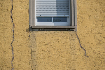 Risse in der Hauswand