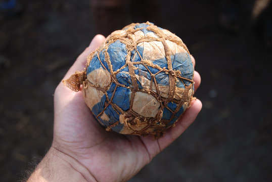 Pelota artesanal hecha por ni&ntilde;os de africa