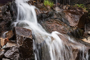 AGUA DE LA CASCADA DEL RIO