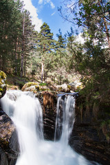 CASCADA Y LADERA DE MONTAÑA