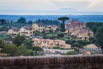 Fototapeta na wymiar Blick über Montescudaio in der Toskana bis zum Mittelmeer
