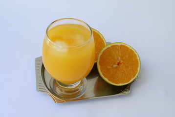 A laranja e seu suco. Uma fruta cítrica rica em vitamina C e outros nutrientes. Tem sabor que varia do doce ao levemente ácido. Deve ser consumida fresca ou sob a forma de de suco.