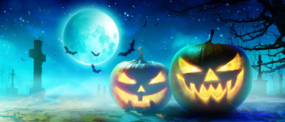 Fototapeta premium Halloween Motiv mit Kürbisen auf dem Friedhof