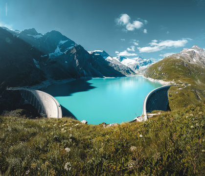 Stausee in den Alpen in &Ouml;sterreich mit zwei Staumauern