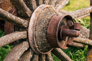 RUEDA DE CARRO ANTIGUO EN AVILA