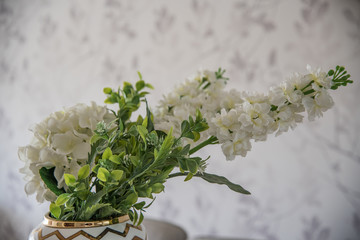 jarron con flores blancas, escaleras, tapiz y flores blancas decoración interior casa