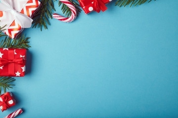 Weihnachten Geschenke mit Tannenzweige Zuckerstange Deko Weihnachtsbaum Hintergrund