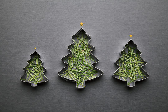 Frohe Weihnachten Hintergrund mit Tannen Keks Ausstechern