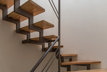 escaleras interiores de madera con barandal blanco vista de perfin © ClicksdeMexico