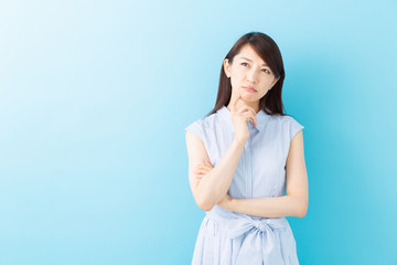 考える女性