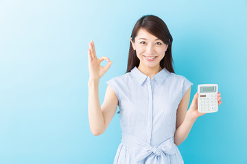 電卓を持つ女性