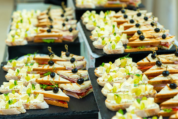 canapes with cheese and grapes and sandwiches with bacon and cabbage
