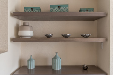 Fototapeta na wymiar decoracion interior, ceramica y objetos metalicos en repisas de madera