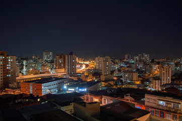 Fototapeta premium Cidade ao anoitecer