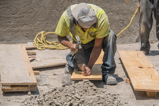 alba&ntilde;il clavando en la construccion