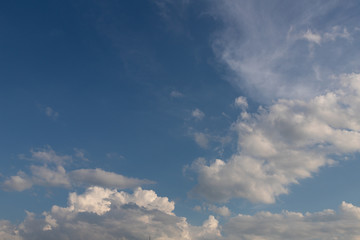 Fototapeta na wymiar nuvens no céu azul