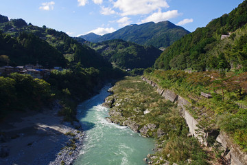Fototapeta na wymiar 大歩危橋から見る吉野川