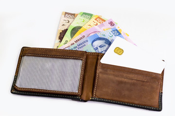 Billetera con tarjeta y billetes aislados sobre fondo blanco