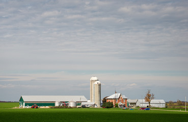 Farm wih a house and barns © Les Palenik