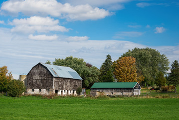 Obraz premium Old barn buildings on a farm in rural Ontario