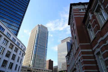 東京駅と丸の内オフィスビル街