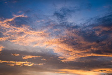 Obraz premium Zachód słońca niebo z chmurą krzywej w kolorze niebieskim i żółtym
