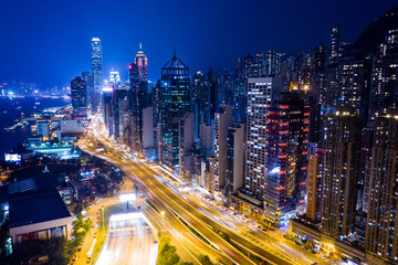 Plakat Hong Kong skyscraper and traffic trail at night