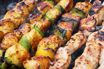 frying meat and green pepper in a roasting pan. yum-yum