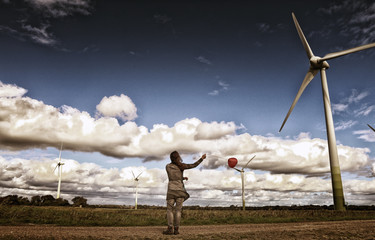 Frau mit Luftballon vor Windmühlen