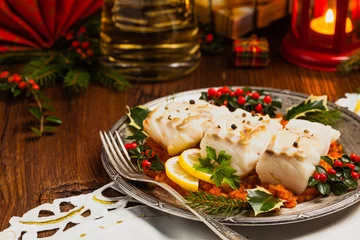 Rolgordijnen Kerst vis. Geroosterde kabeljauwstukjes, geserveerd in groentesaus. © gkrphoto