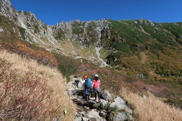 日本の木曽駒ヶ岳を登る登山者たち