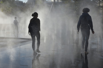 Ombres chinoises à la fontaine à brume