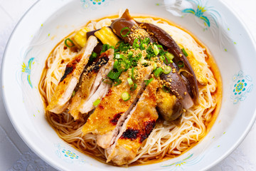 焼き鶏とナスの韓国風そうめん　家庭料理　日本