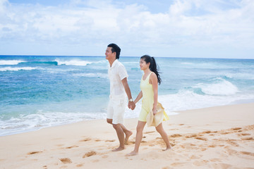 海でデートする20代男女