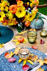 Herbst - Blumenstrauß und gdeckter Tisch im Garten