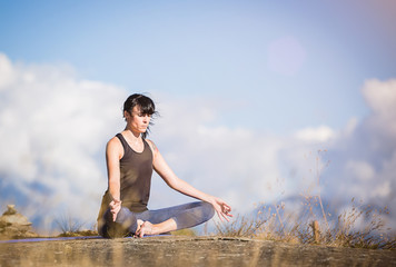 Yoga nel parco. Giovane ragazza pratica yoga all’aperto.