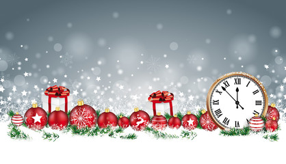 Weihnachten Banner mit Christbaumkugeln, Geschenken, Tannezweigen und klassischen Uhr