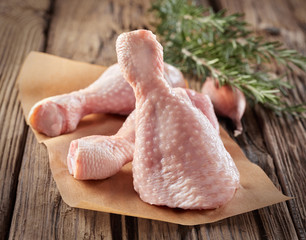 Raw chicken drumsticks with their skin