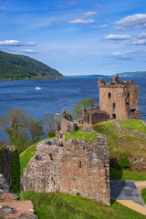 Fototapeta na wymiar Die Ruine von Urquhart am Loch Ness in den Highlands von Schottland