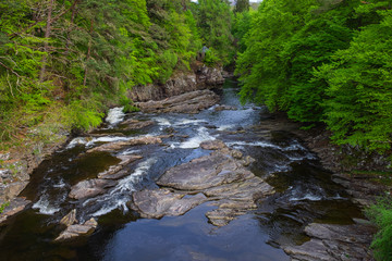 Naklejka na ściany i meble Kleiner Fluss bei Invermoriston in den Highlands in Schottland