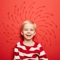 Lachendes Kind vor Pfeilen als Gehirn Konzept