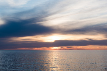 Sonnenuntergang auf See, am Meer