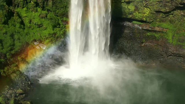 虹のかかる滝