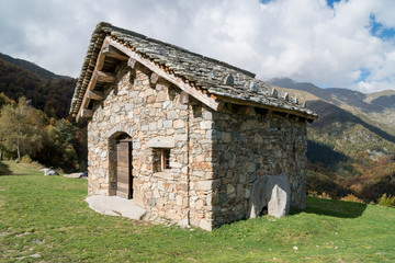 Obraz premium Ancient small stone house in the mountains