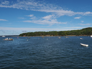 Blauer Himmel und Bar Island, Maine